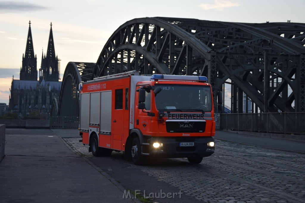 PSpringt kein Suizid Brueckenspringer Koeln Hohenzollernbruecke P283.JPG - Miklos Laubert